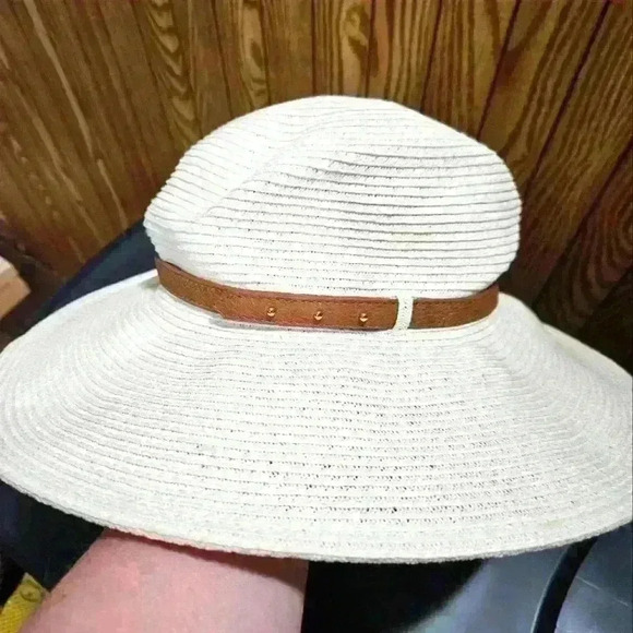 Nine West floppy hat. Cream w brown belt like band.Packable. - Picture 1 of 6